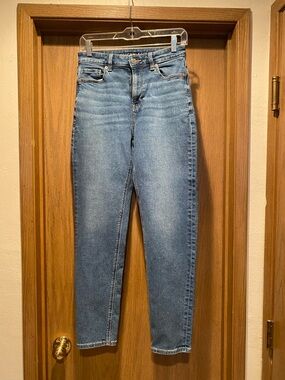 American Eagle Outfitters High-Rise Medium Blue stretch Mom Jeans